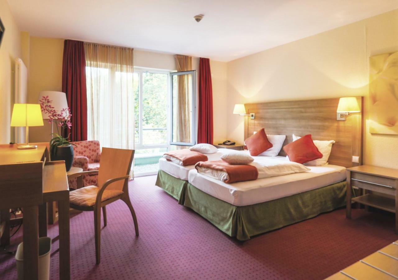 Family room with panoramic view,906552673:JPEG